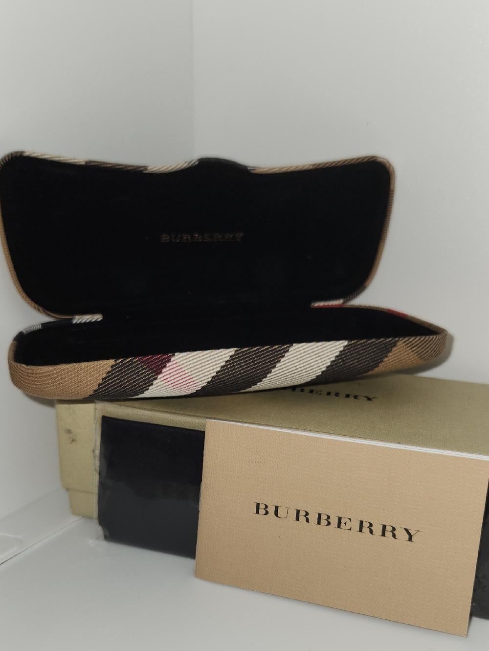 NIB Authentic Burberry case for eyeglasses. Includes microfiber cleaning cloth - Picture 3 of 8